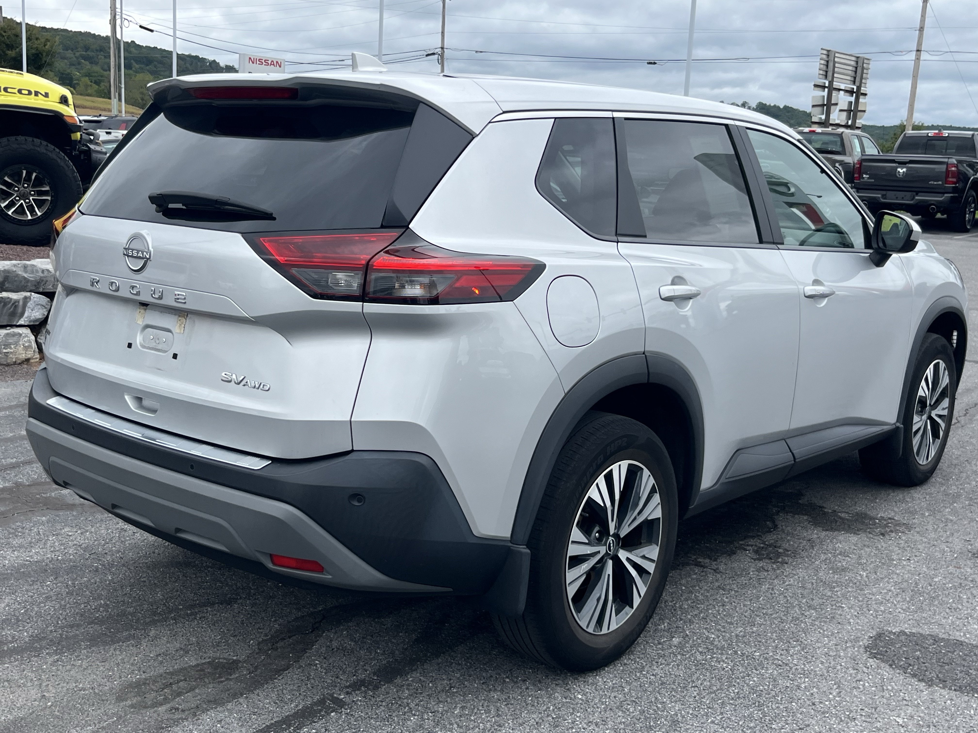 Used 2023 Nissan Rogue SV AWD/4WD image 5