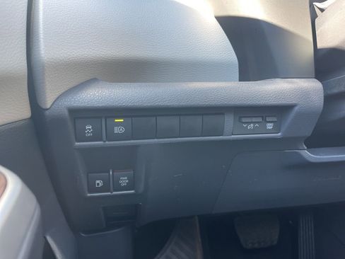 Used 2024 Toyota Sienna LE image 28