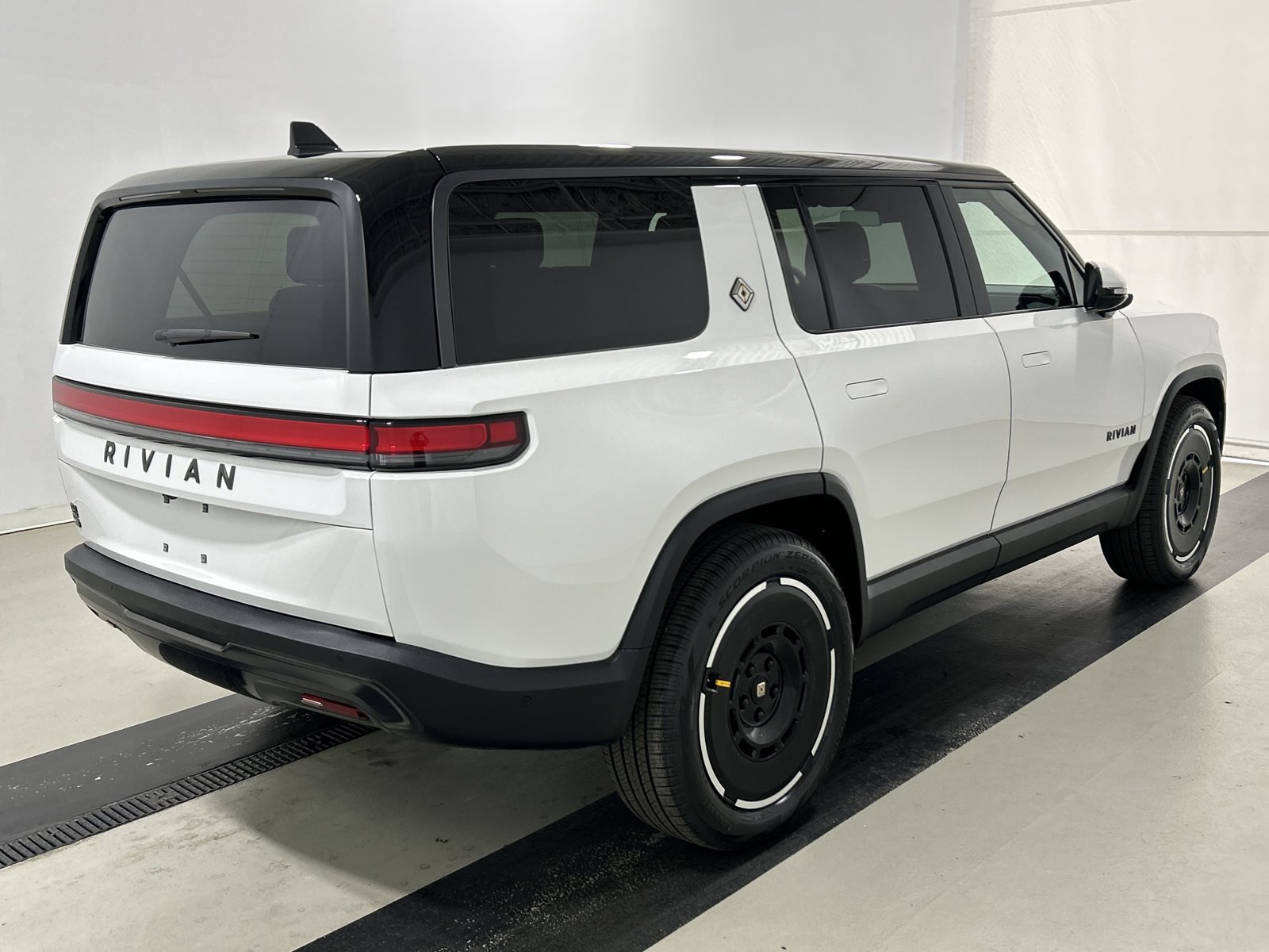 Used 2025 Rivian R1S Adventure Dual AWD/4WD image 5