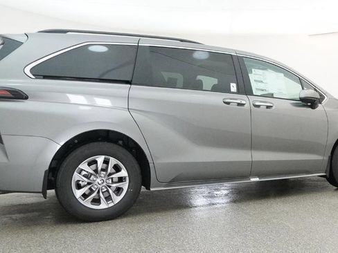 New 2026 Toyota Sienna XLE FWD image 4