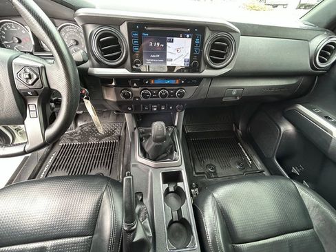 Used 2018 Toyota Tacoma TRD Sport w/ TRD Premium Sport Package AWD/4WD image 19