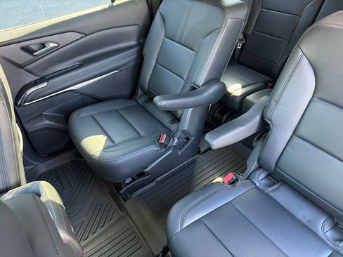 Used 2025 Chevrolet Traverse LT AWD/4WD image 16