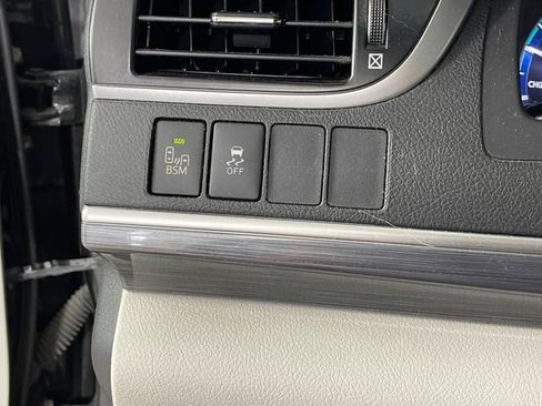 Used 2012 Toyota Camry XLE w/ Leather Pkg FWD image 10