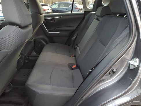 Used 2019 Toyota RAV4 LE image 7