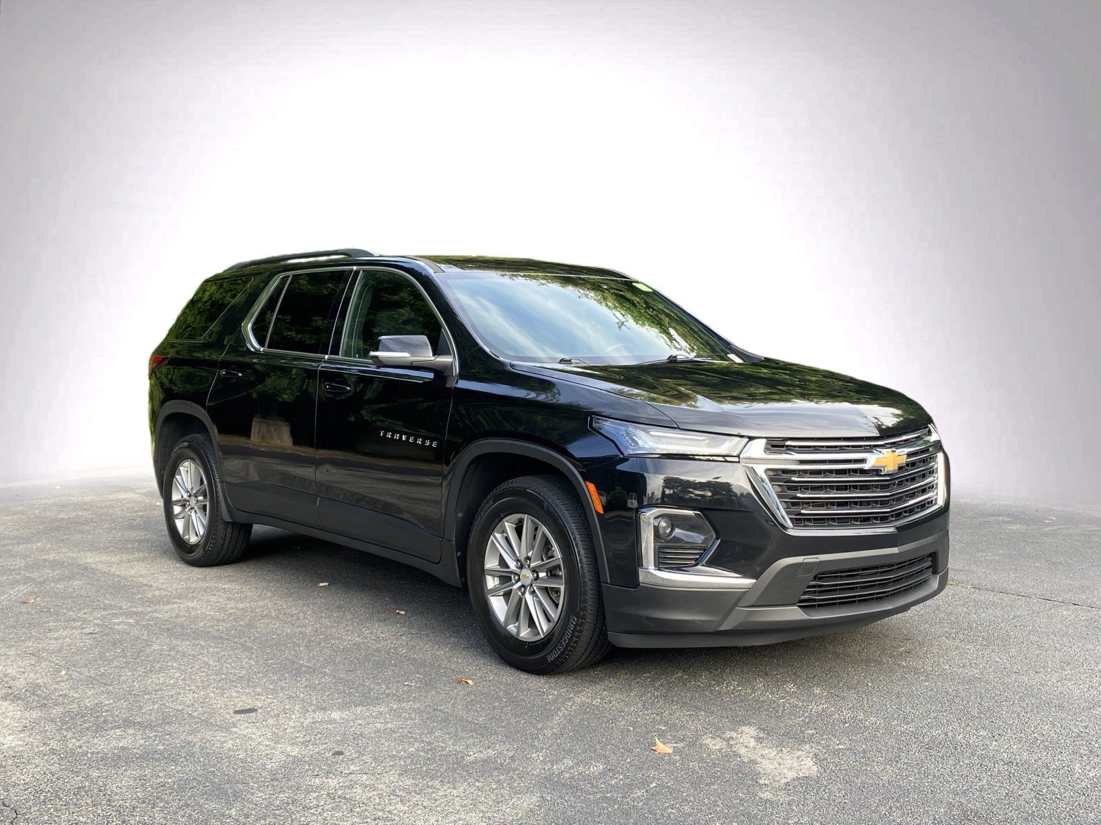 Used 2023 Chevrolet Traverse LT FWD image 2