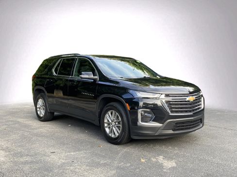 Used 2023 Chevrolet Traverse LT FWD image 2