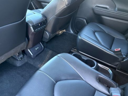 Used 2024 Toyota Highlander XLE image 25