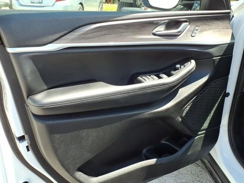 Used 2023 Jeep Grand Cherokee Limited AWD/4WD image 19