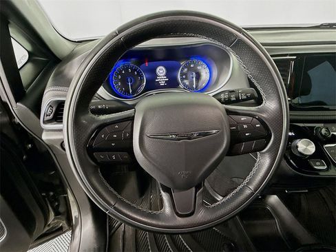 Used 2018 Chrysler Pacifica Limited image 12