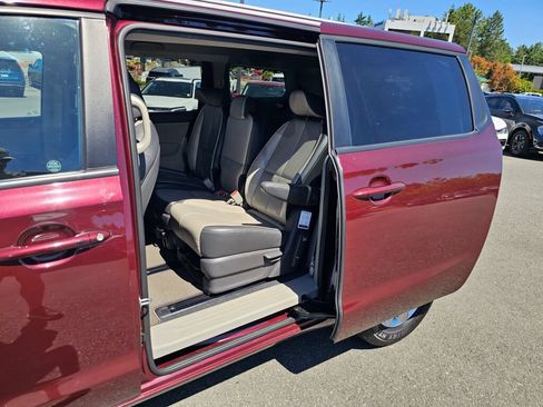 Used 2017 Kia Sedona LX w/ LX Essentials Premium Package FWD image 20