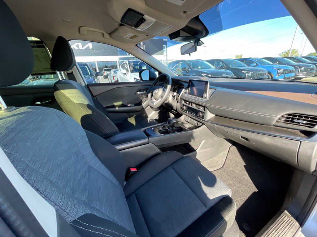 Used 2023 Nissan Rogue SV FWD image 29