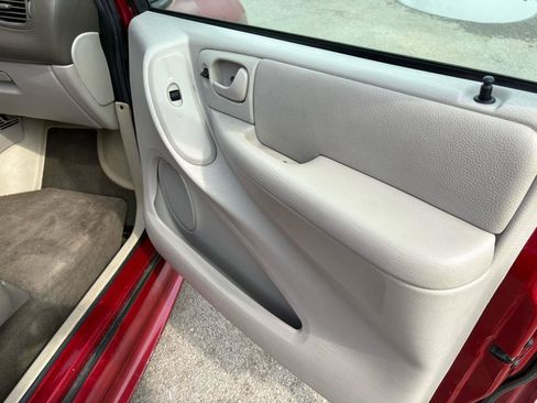 Used 2005 Dodge Grand Caravan SXT image 31