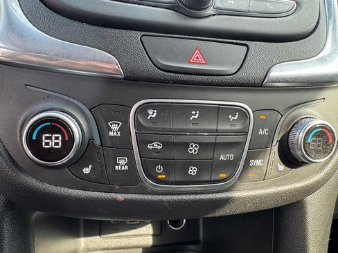 Used 2020 Chevrolet Equinox LT w/ Driver Convenience Package FWD image 3