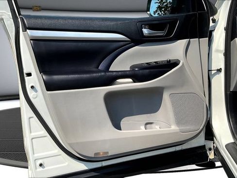 Used 2018 Toyota Highlander XLE FWD image 22