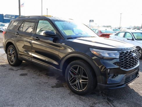 Used 2025 Ford Explorer ST-Line w/ ST-Line Street Pack image 3