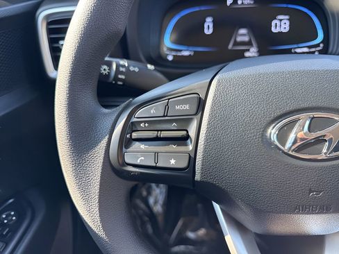 Used 2025 Hyundai Venue SE image 13