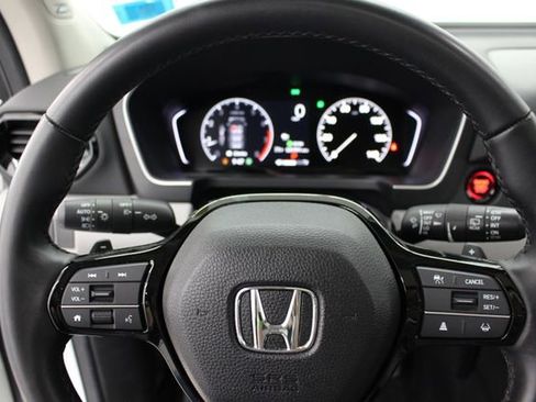 Used 2025 Honda Pilot Touring image 18