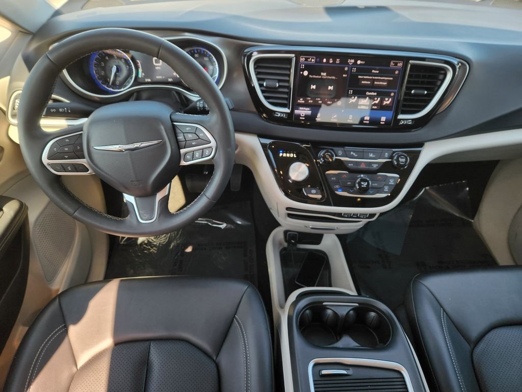 Used 2024 Chrysler Pacifica Touring-L FWD image 24