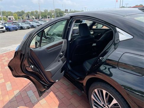 Used 2019 Lexus ES 300h w/ Premium Package image 27