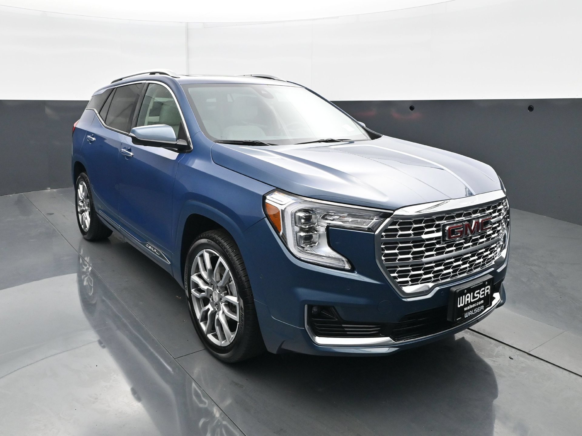 Used 2024 GMC Terrain Denali w/ Denali Premium Package AWD/4WD image 11