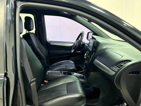 Used 2019 Dodge Grand Caravan GT image 32