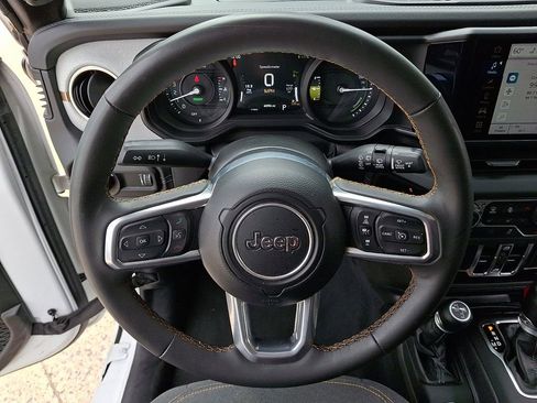 Used 2024 Jeep Wrangler Unlimited Sahara AWD/4WD image 18