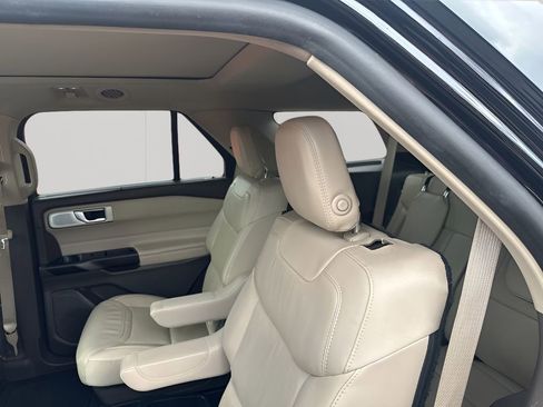 Used 2020 Ford Explorer Platinum w/ Premium Technology Package image 19