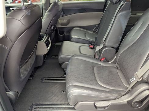 Used 2025 Kia Carnival FWD image 27