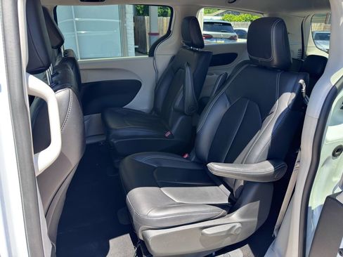 Used 2024 Chrysler Pacifica Limited FWD image 36