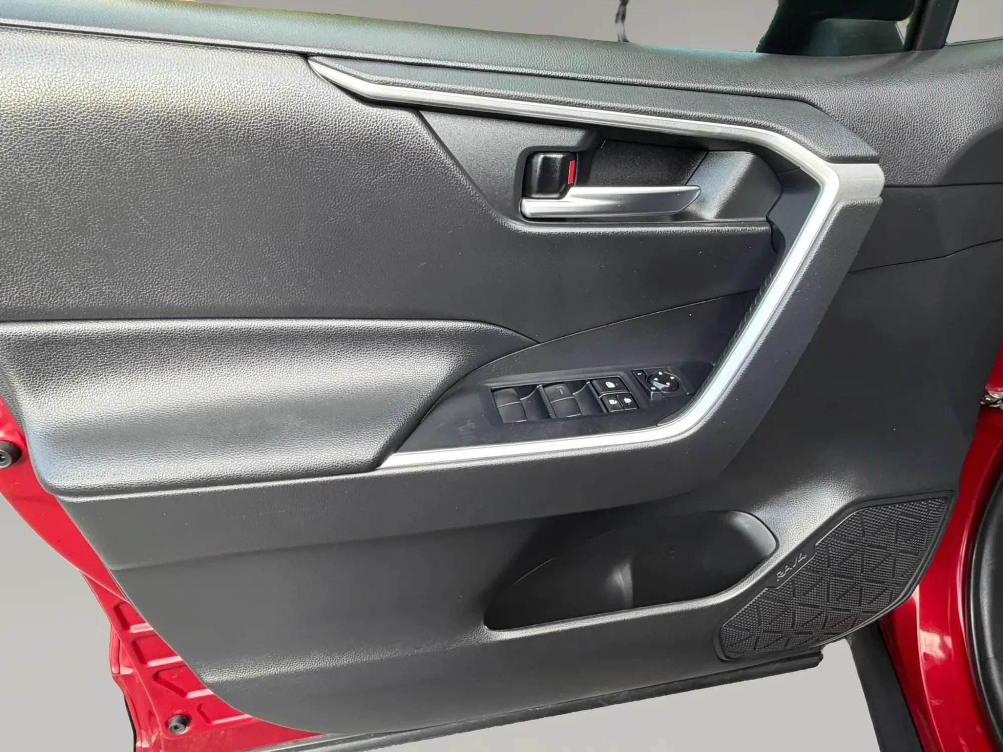 Used 2020 Toyota RAV4 XLE FWD image 14