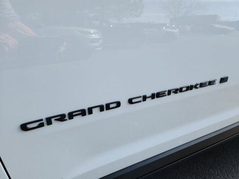 New 2025 Jeep Grand Cherokee Limited w/ Black Appearance Package image 12