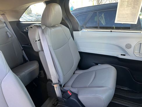 Used 2025 Toyota Sienna XLE image 38