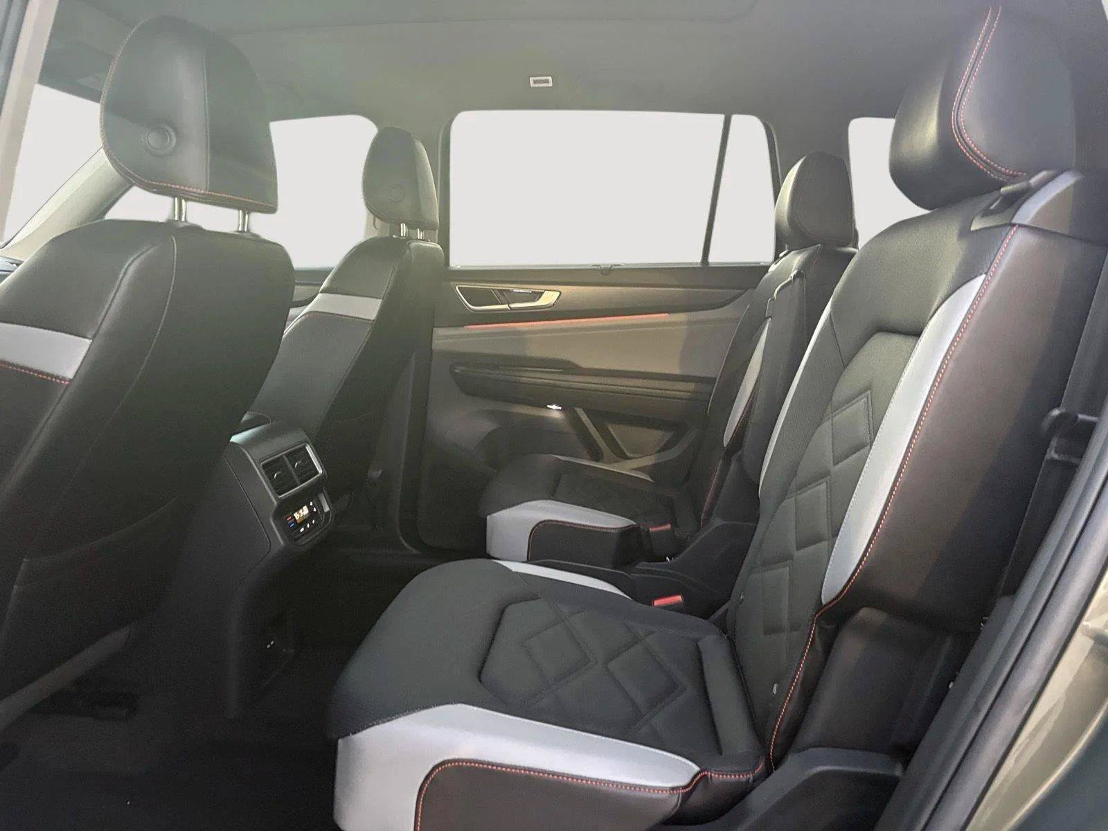 Certified 2024 Volkswagen Atlas Peak Edition SEL AWD/4WD image 11