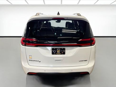 Used 2025 Chrysler Pacifica Limited FWD image 6