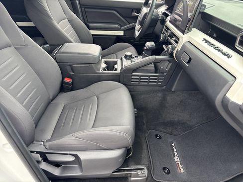 Used 2024 Toyota Tacoma TRD Off-Road image 9