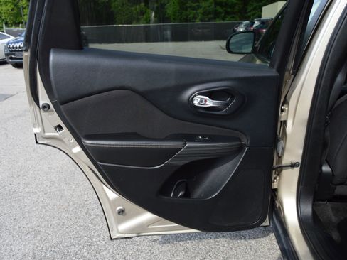 Used 2015 Jeep Cherokee Latitude image 17