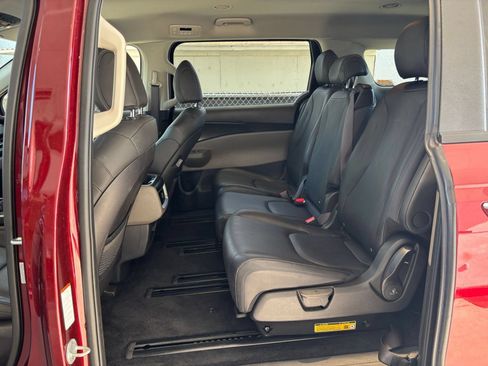 Used 2026 Kia Carnival FWD image 28