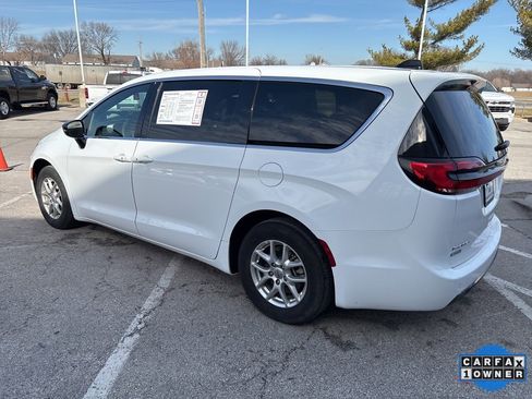 Used 2025 Chrysler Pacifica Select image 23