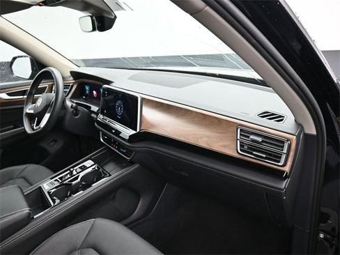 Used 2024 Volkswagen Atlas SE image 11