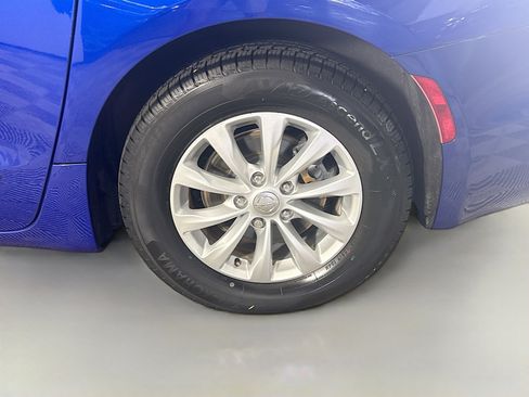 Used 2018 Chrysler Pacifica Touring-L FWD image 35