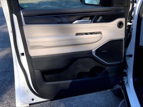 Certified 2024 Jeep Wagoneer 4WD w/ Premium Group I image 21