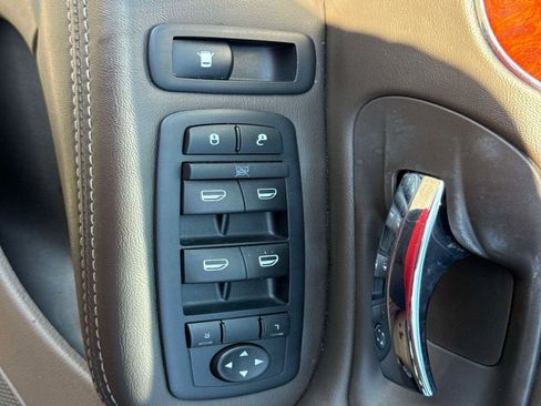 Used 2016 Chrysler Town & Country Touring image 19