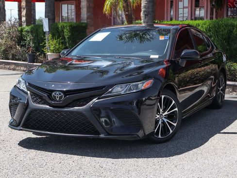 Used 2019 Toyota Camry SE FWD image 4