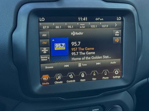 New 2023 Jeep Renegade Latitude w/ Premium Group image 15