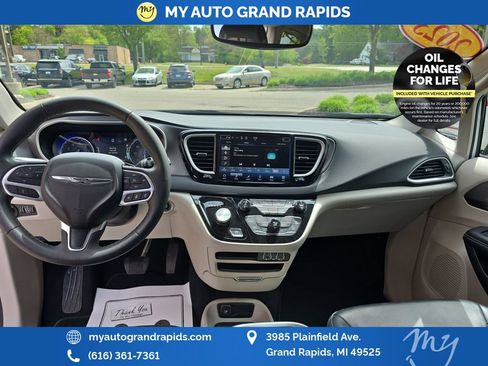 Used 2023 Chrysler Pacifica Touring-L FWD image 12