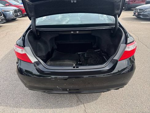 Used 2017 Toyota Camry SE w/ Moonroof Package FWD image 38