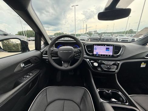 New 2027 Chrysler Pacifica Limited FWD image 8