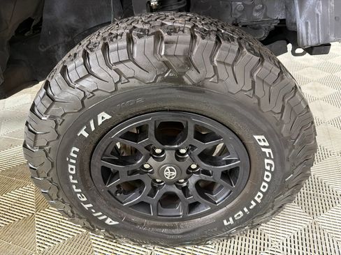 Used 2022 Toyota Tacoma SR5 w/ Technology Package RWD image 12