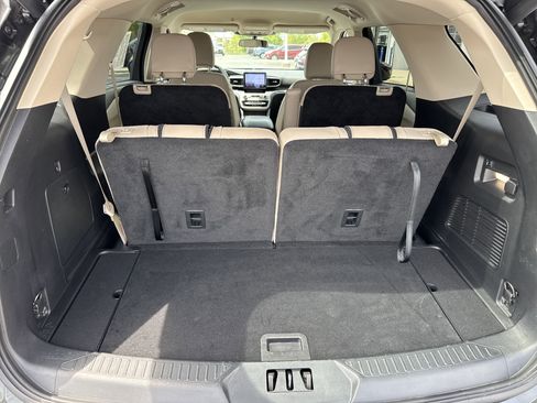 Used 2022 Ford Explorer XLT w/ Equipment Group 202A image 9