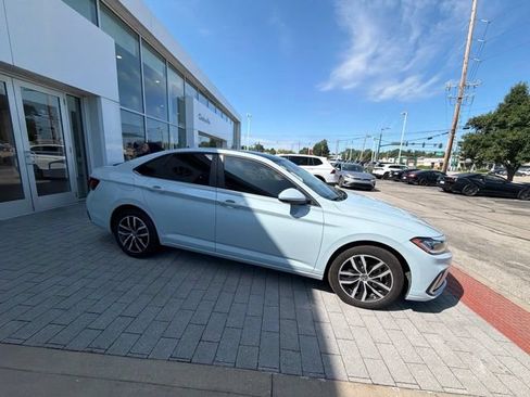 Used 2025 Volkswagen Jetta SE FWD image 23